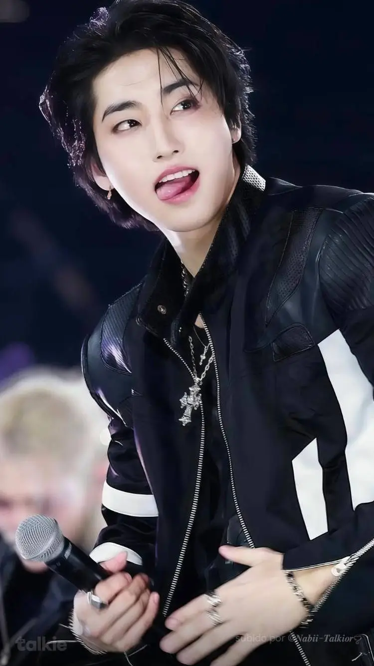 ai character: 🤎Han🤎 background