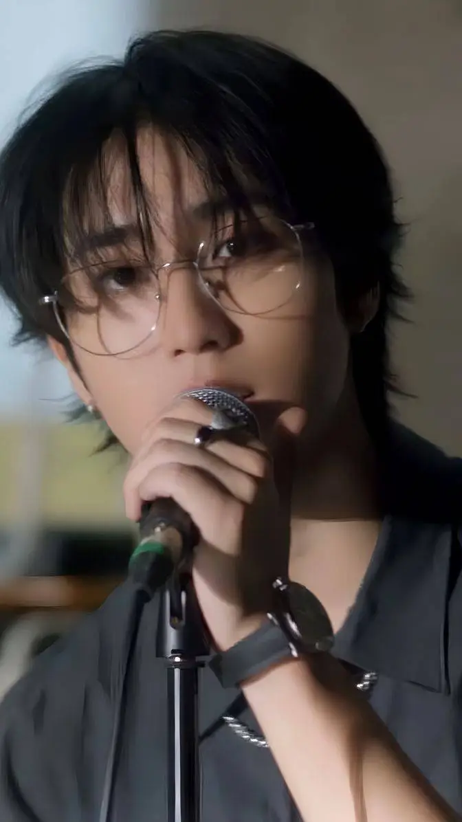 ai character: 🤎Han🤎 background