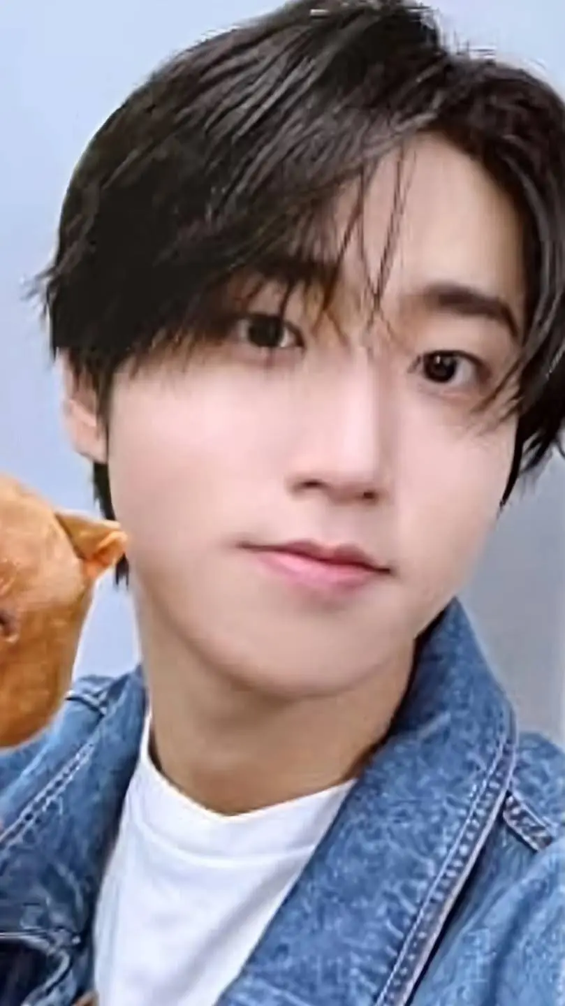 ai character: 🤎Hanjisung🤎 background