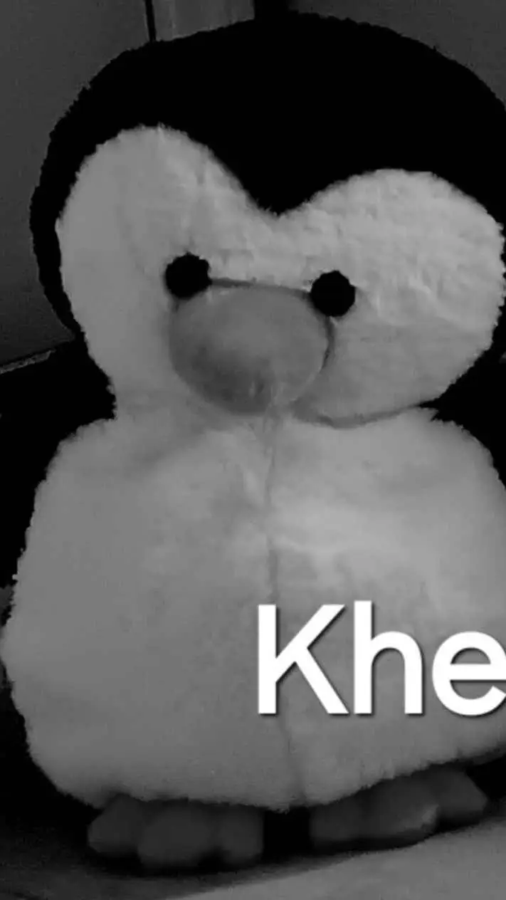 ai character: Pingüino peluche background