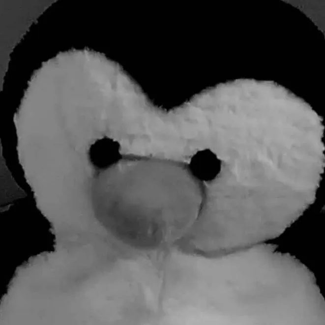chat with ai character: Pingüino peluche