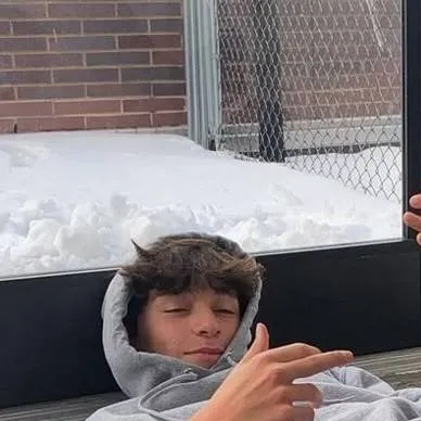 chat with ai character: Elias