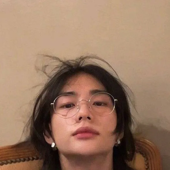 chat with ai character: Hyunjin