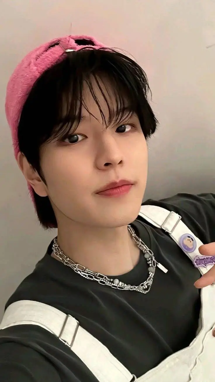 ai character: ♥Sëūngmin♥ background