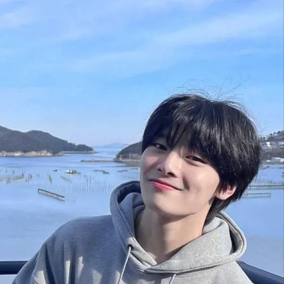 chat with ai character: jeongin 