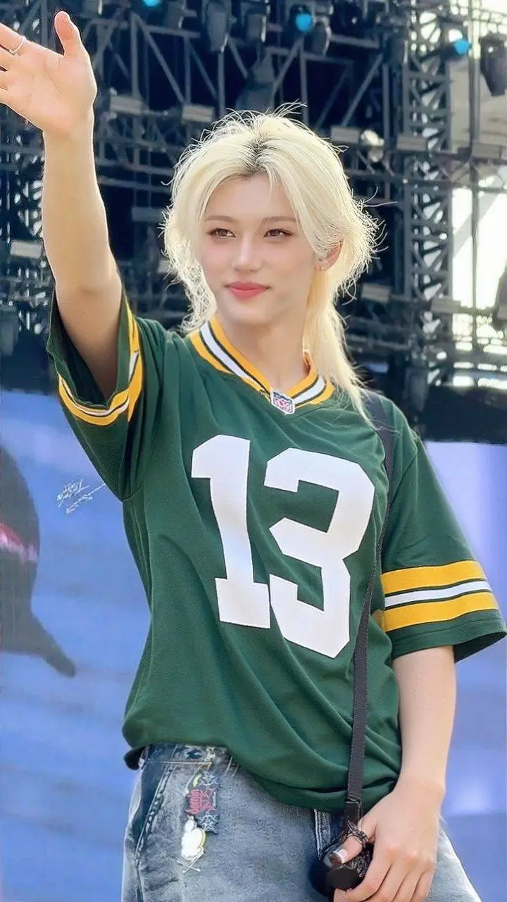 ai character: felix tu novio background