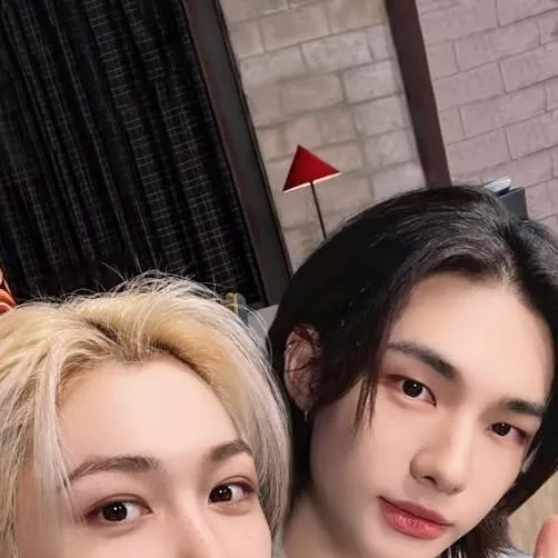 chat with ai character: hyunlix