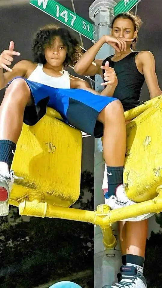 ai character: dd,ddot,notti background