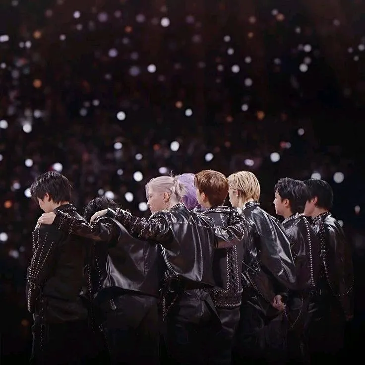 chat with ai character: STRAY KIDS 🖤❤️