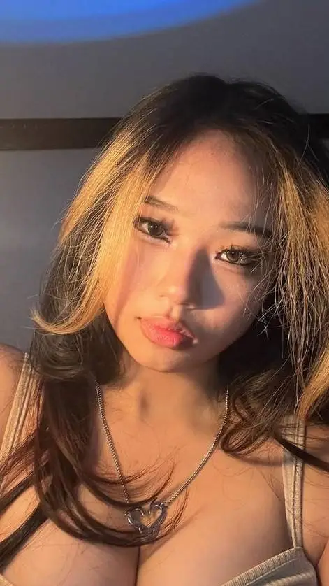 ai character: Annie  background