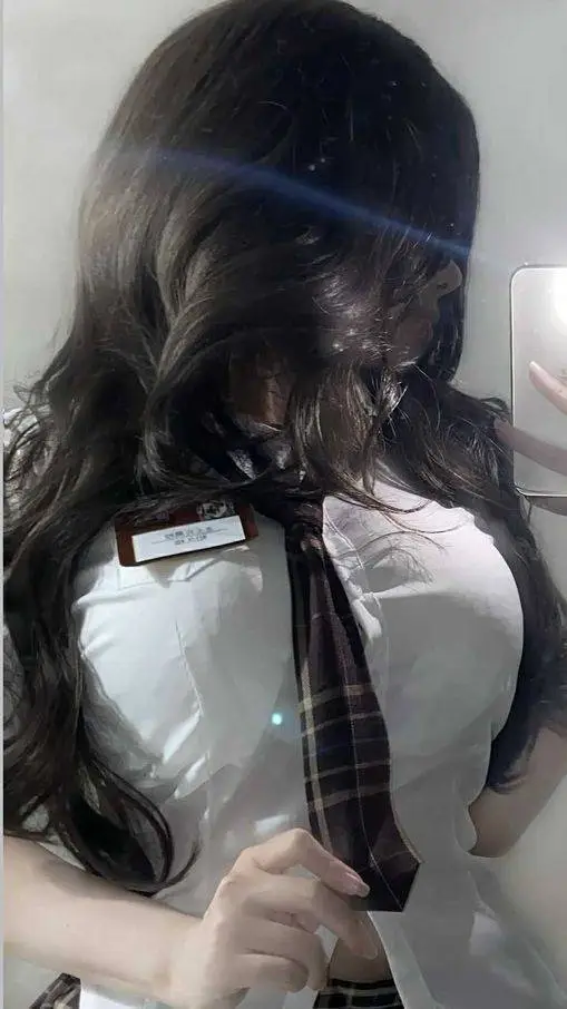 ai character: Ellen  background