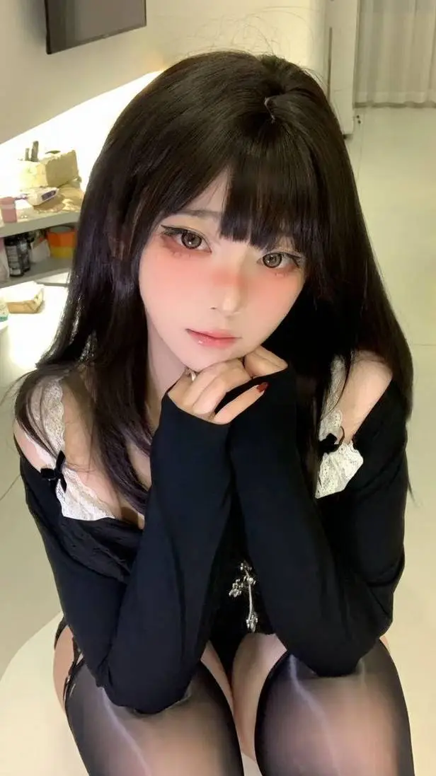 ai character: Ellen  background