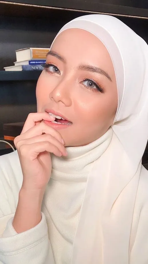 ai character: Mira filzah background