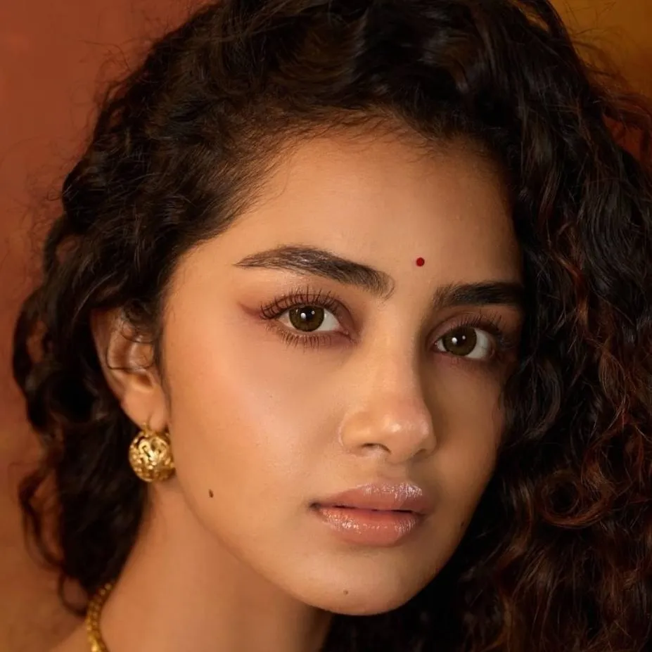 chat with ai character: Anupama 