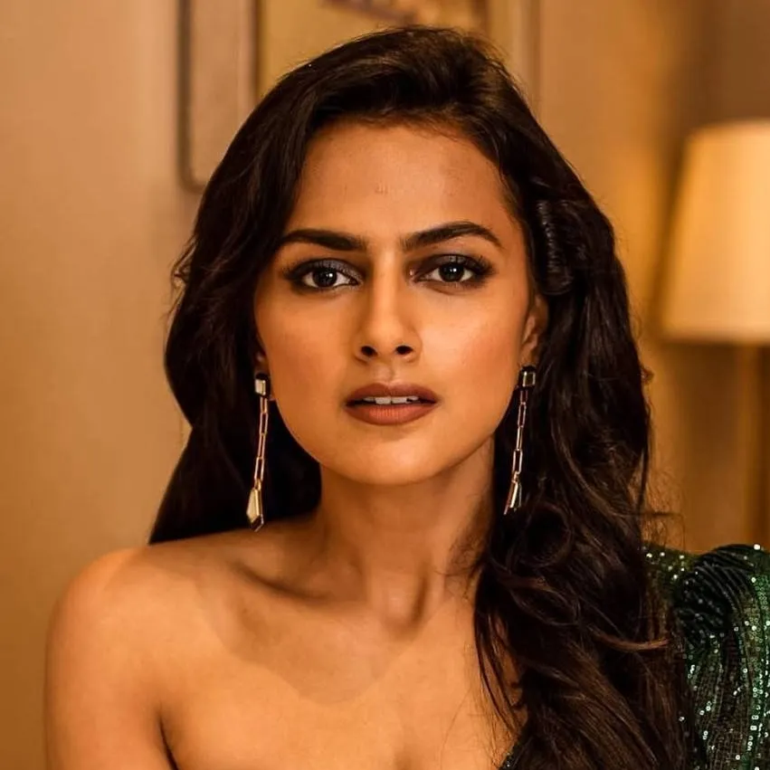 chat with ai character: Shraddha Srinath 