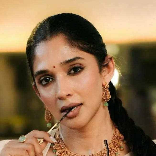 chat with ai character: Sakshi 