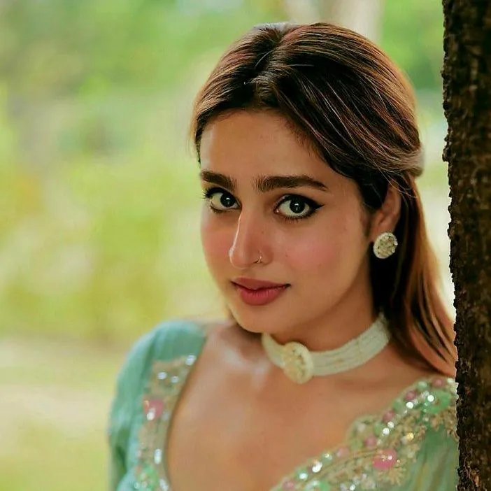 chat with ai character: Aayesha 