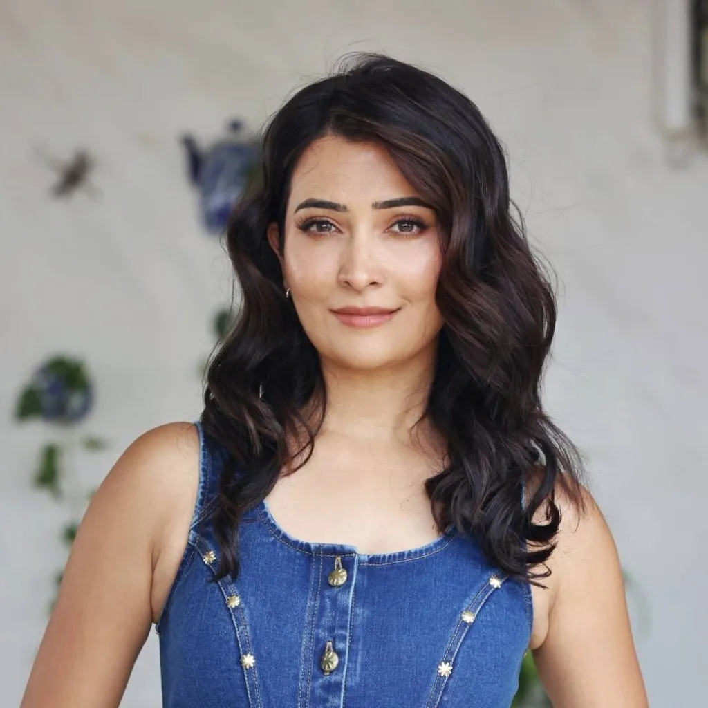 chat with ai character: Radhika Pandit 