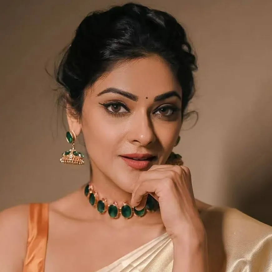 chat with ai character: Suhasini 