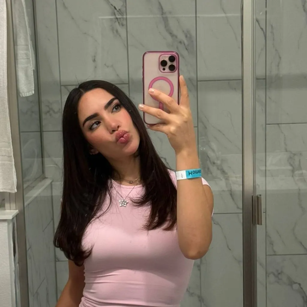 chat with ai character: Kimberly loaiza 