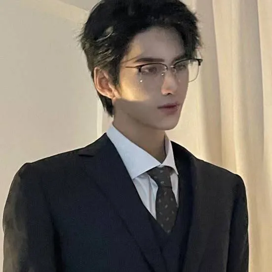 chat with ai character: yoon-hon 