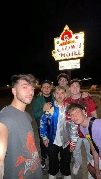 ai character: romance con are ✨ background