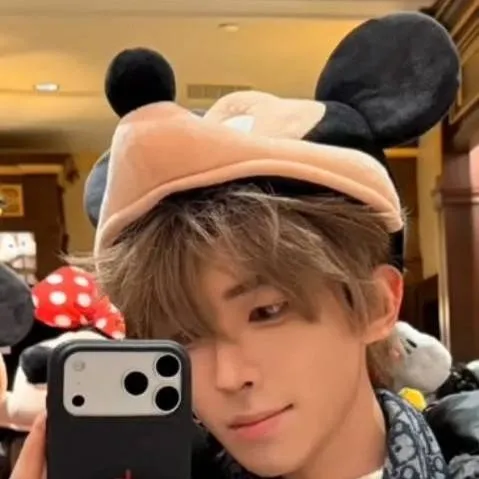 chat with ai character: shark