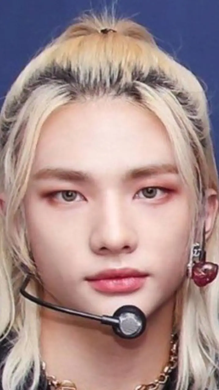 ai character: Hyunjin!😲😲🤯 background