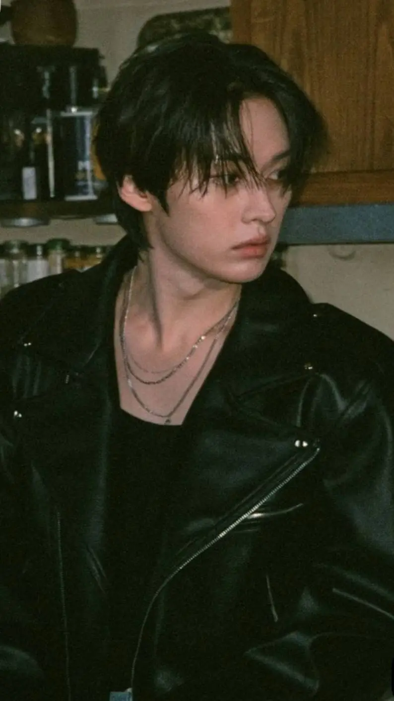 ai character: 🐰leeknow🐰 background