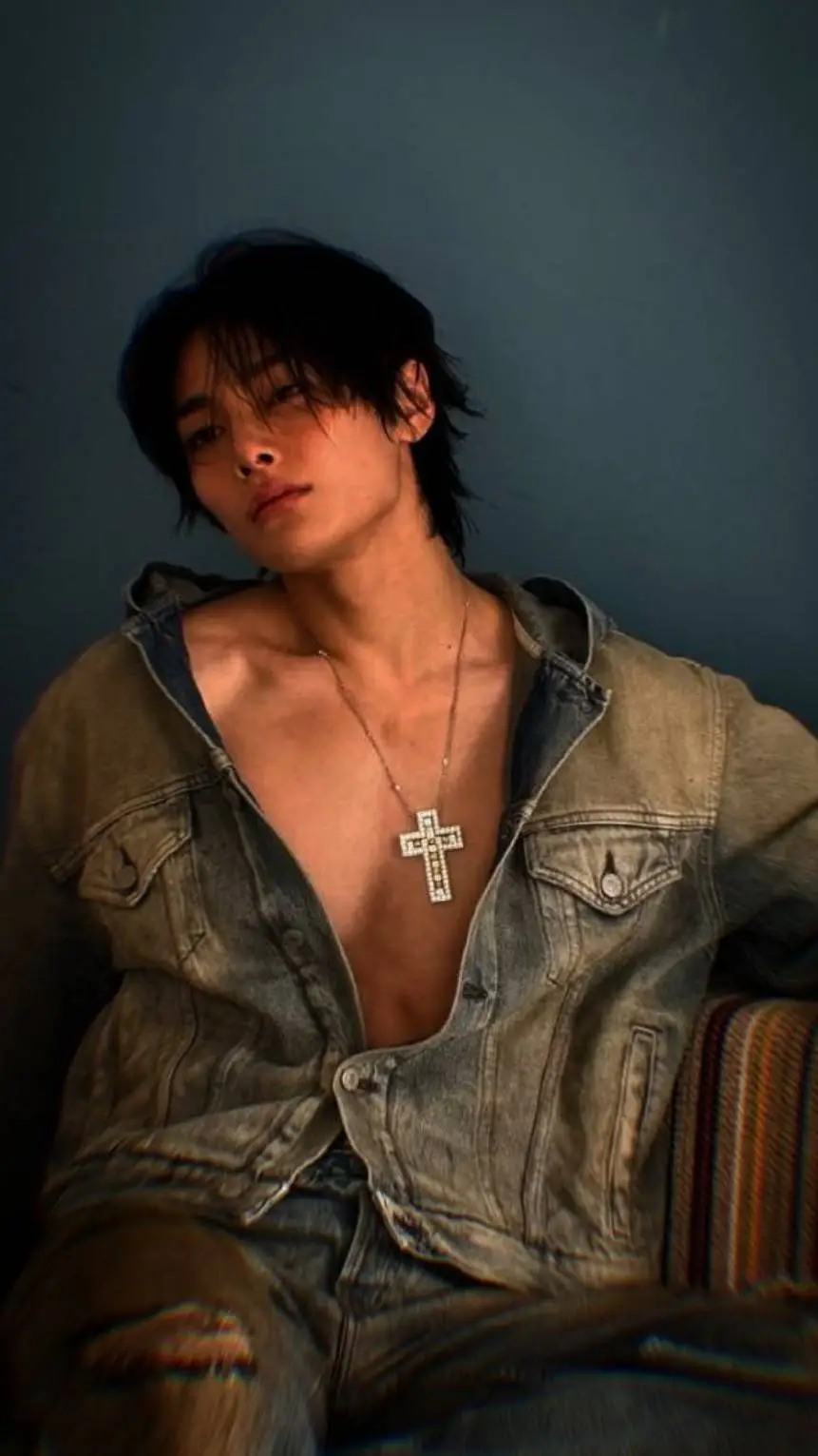 ai character: 🦊I.N🦊 background