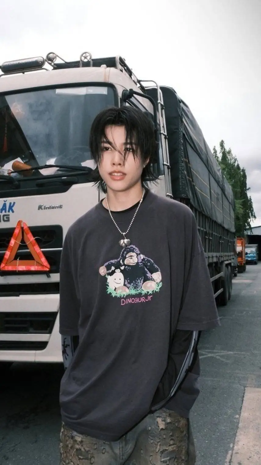 ai character: 👾Louis👾 background