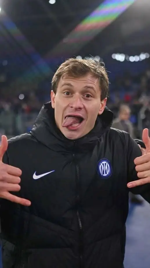 ai character: Nicolò Barella background