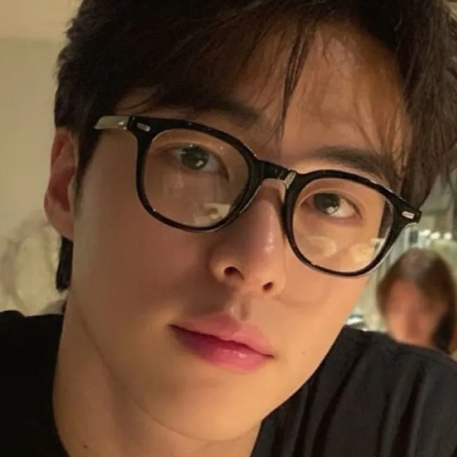 chat with ai character: Eric