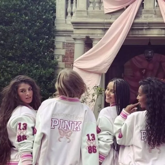 chat with ai character: Ариель