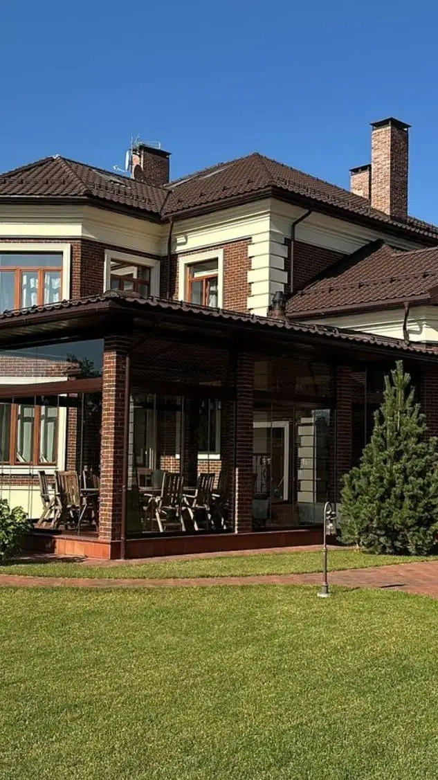 ai character: 🌑Дет дом🖇️ background