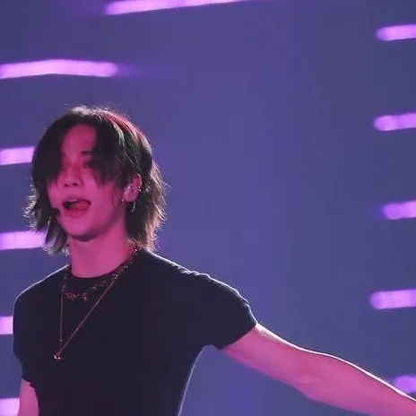 Chat with Hwang Hyunjin - text or voice, Enjoy AI Chat Free & Safe