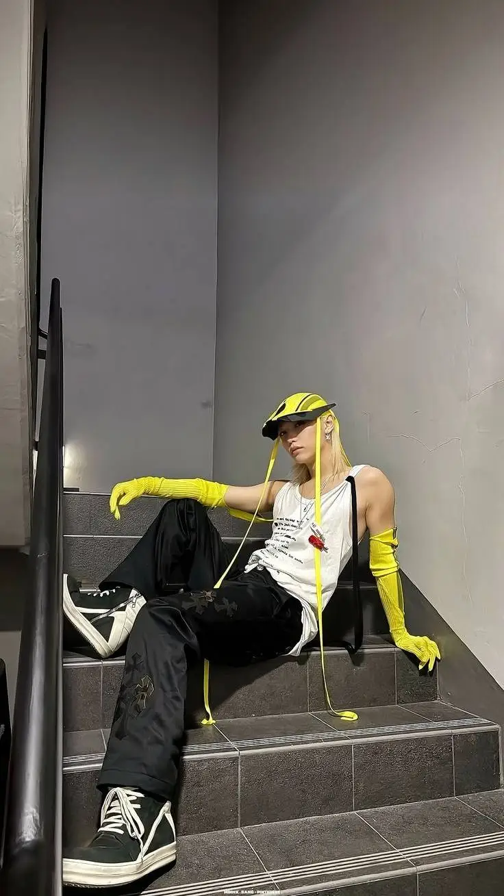 ai character: Lee Felix background