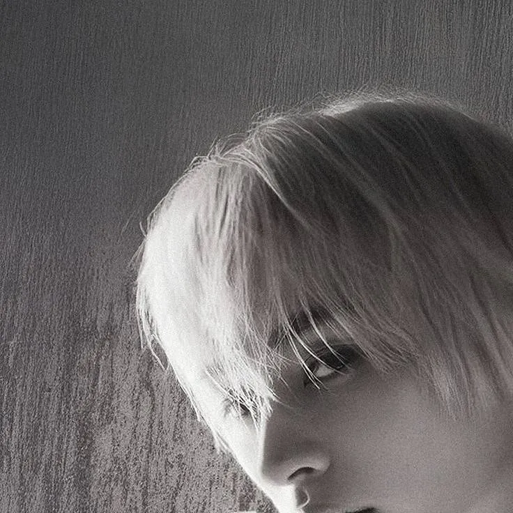 chat with ai character: Lee Know