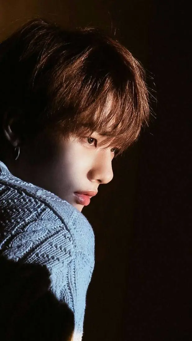 ai character: Hwang Hyunjin  background