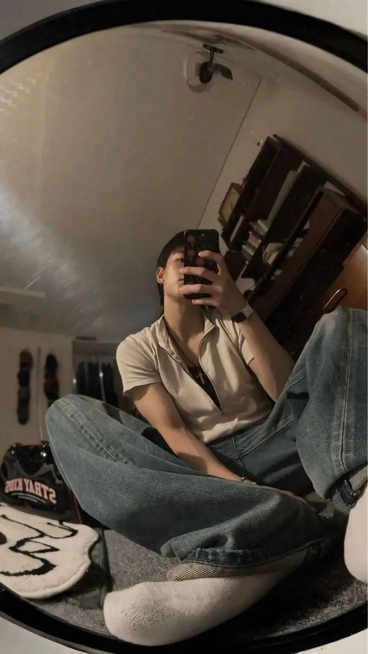 ai character: Hwang Hyunjin  background
