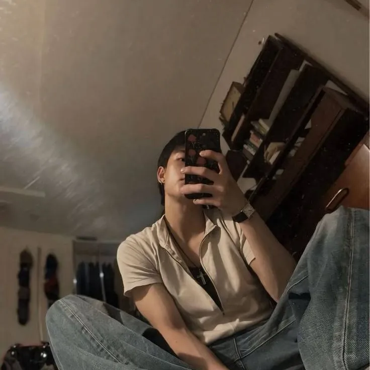 chat with ai character: Hwang Hyunjin 