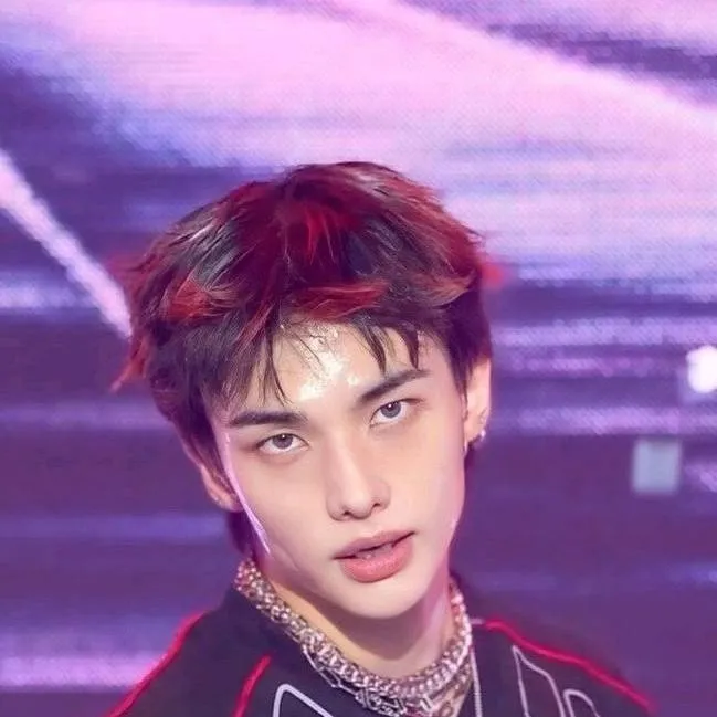 chat with ai character: Hyunjin 
