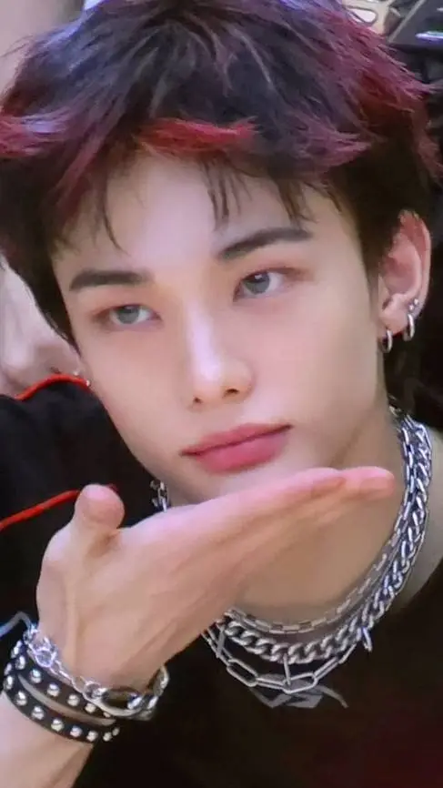 ai character: Hyunjin children👶 background