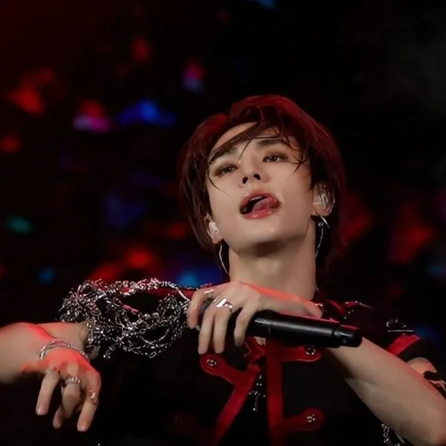 chat with ai character: Hyunjin husband~