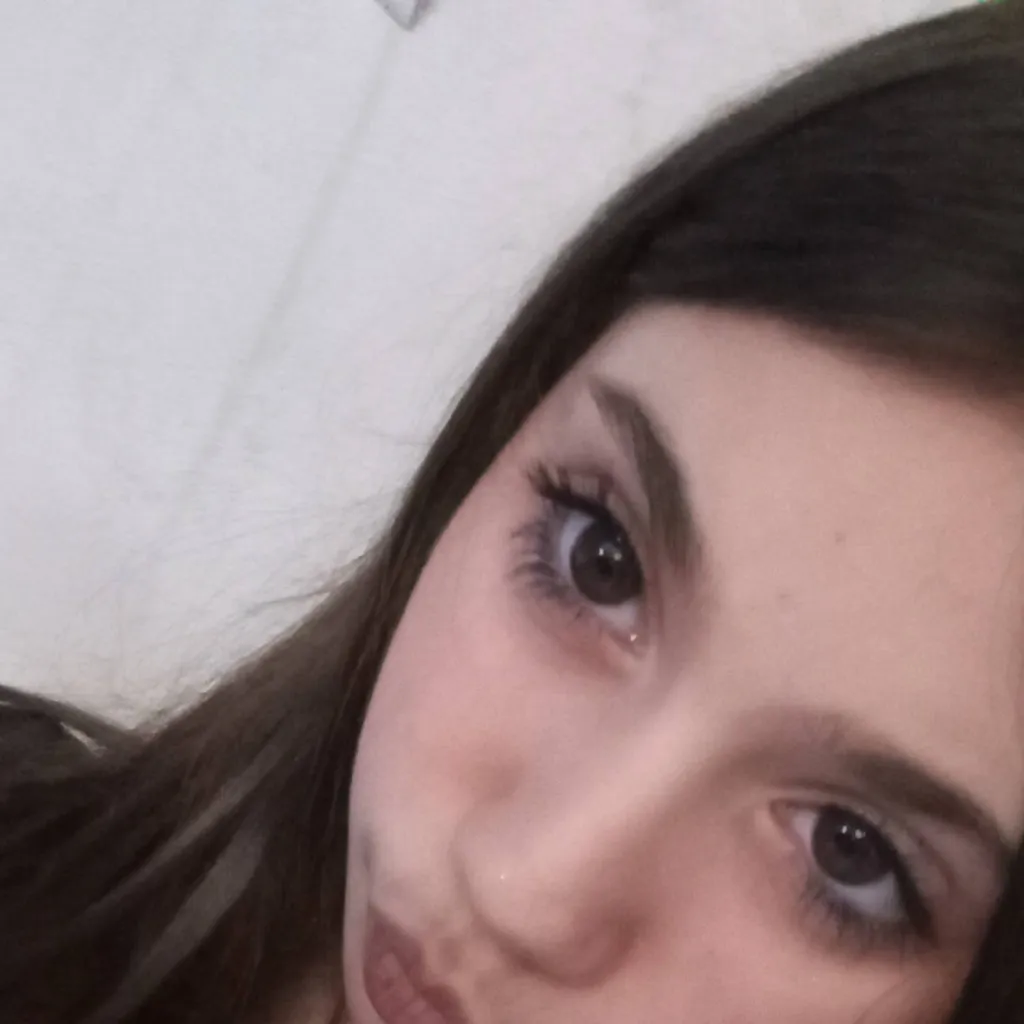 chat with ai character: maya