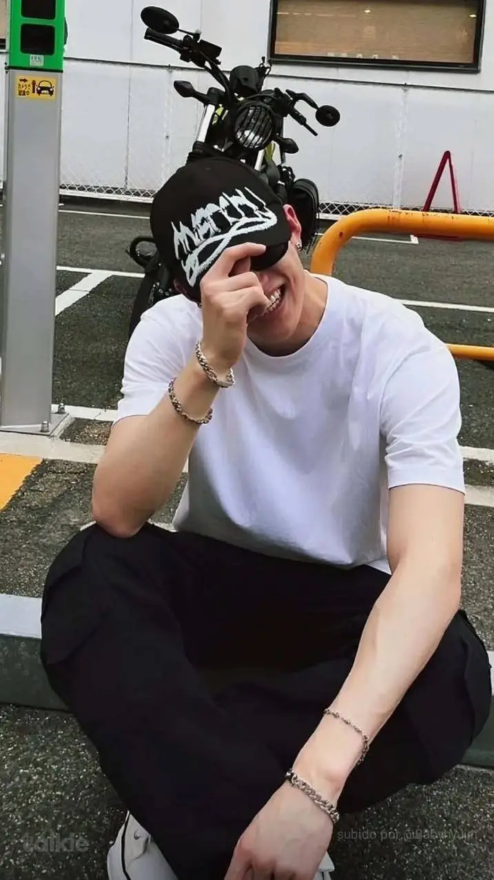 ai character: bangchan 🥰😍😘 background