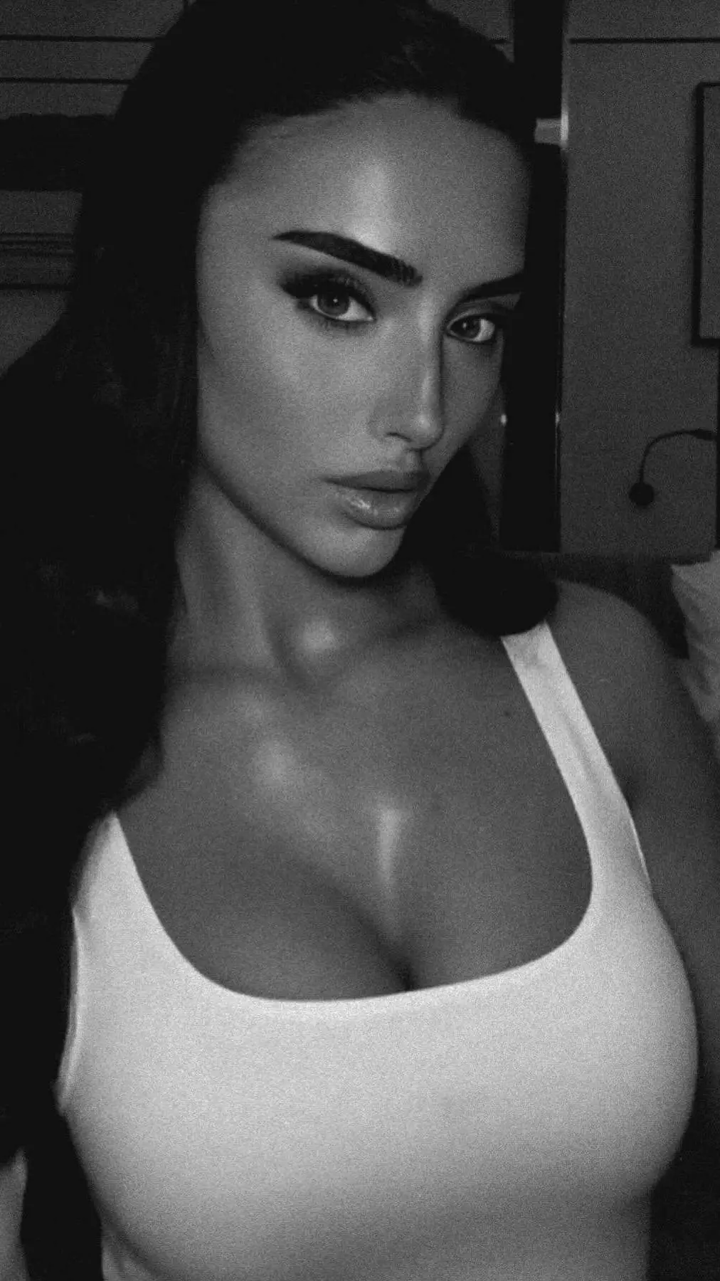 ai character: Linoy background