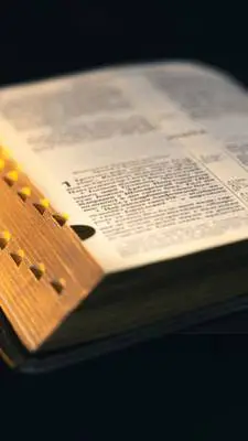 ai character: la Biblia background