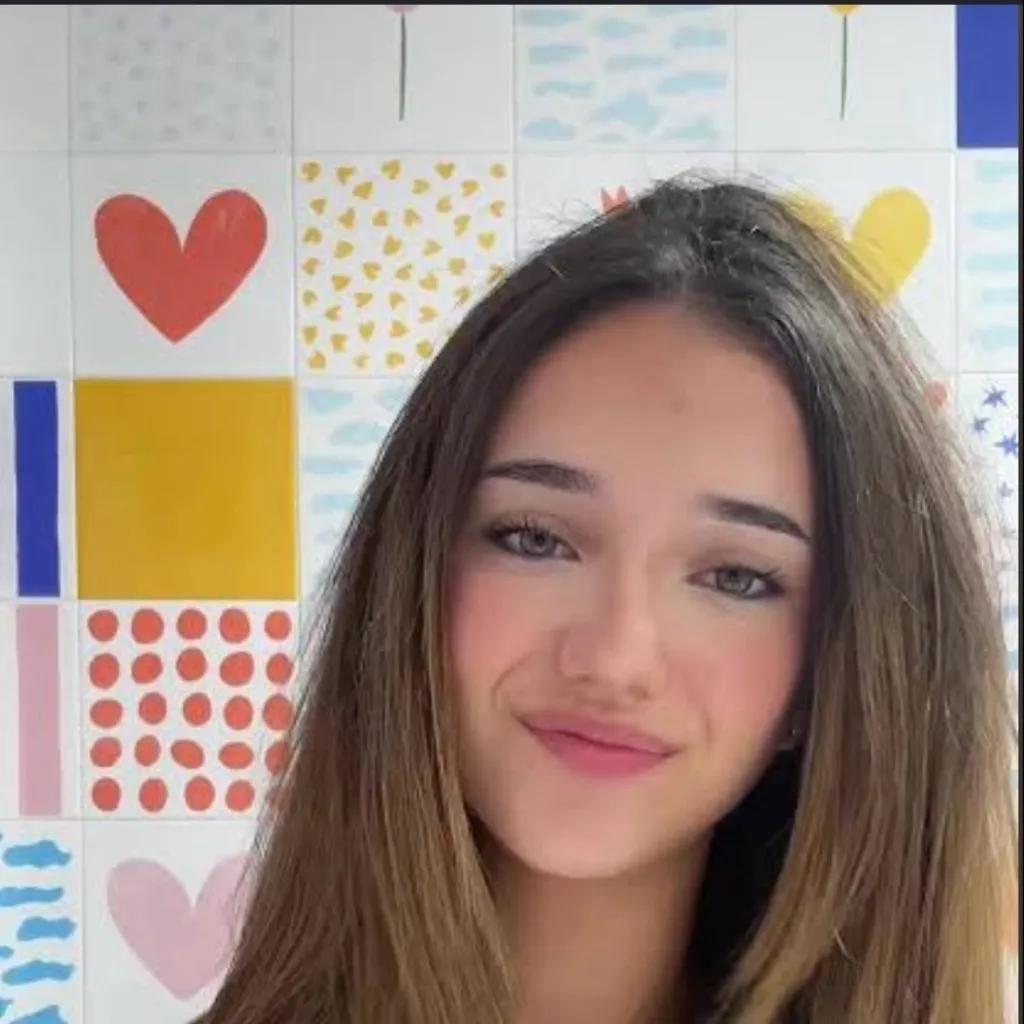 chat with ai character: Valeria Rebollo