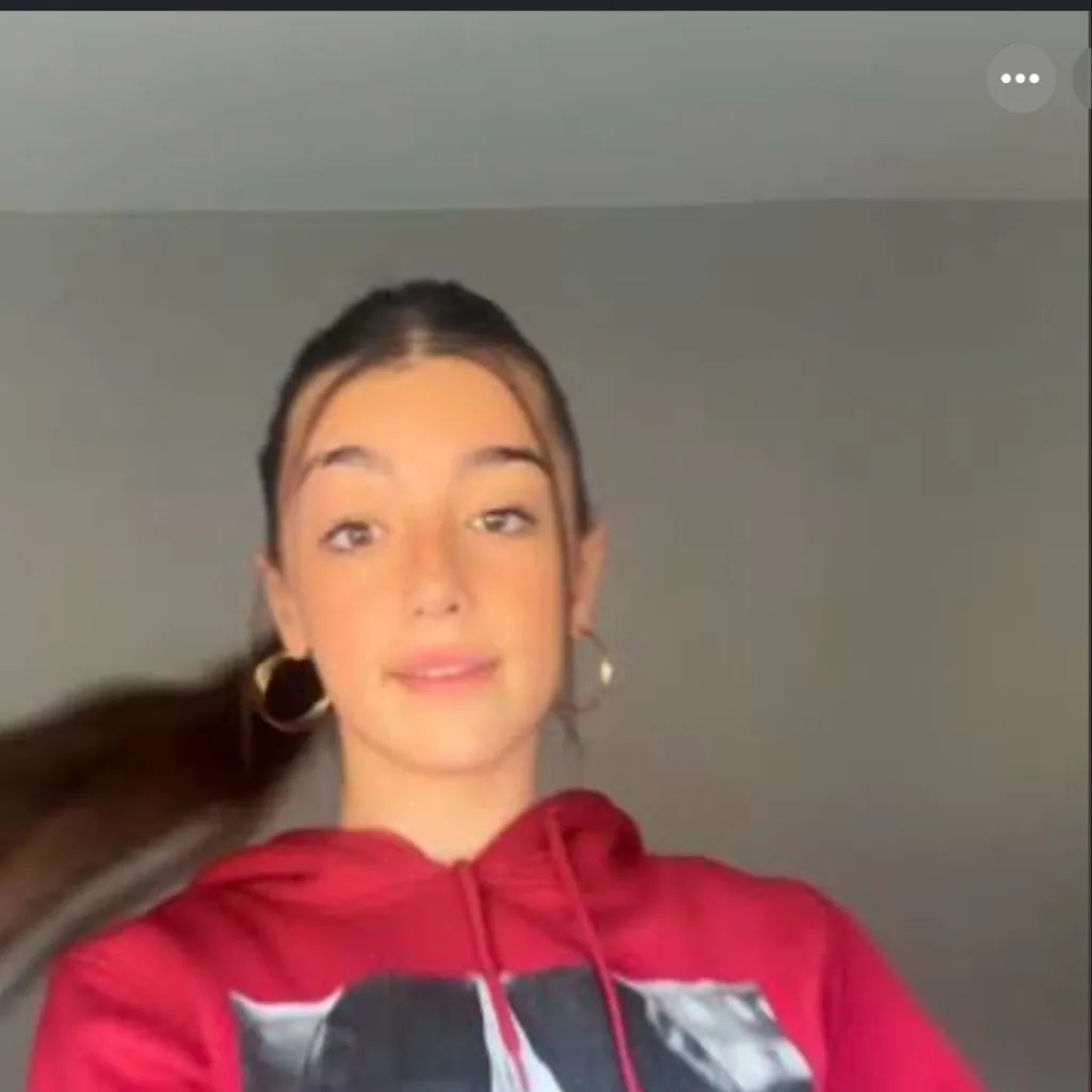 chat with ai character: Abril